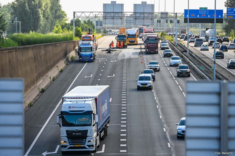 Vrachtwagen verliest lading op A12 bij Gouwe Aquaduct, drie rijstroken dicht