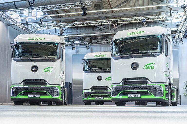 Mercedes-Benz Trucks levert eerste elektrische kippertrekkers met mechanische PTO aan AVG Köln