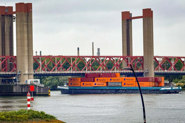 Containerschip raakt Spijkenisserbrug bij aanvaring