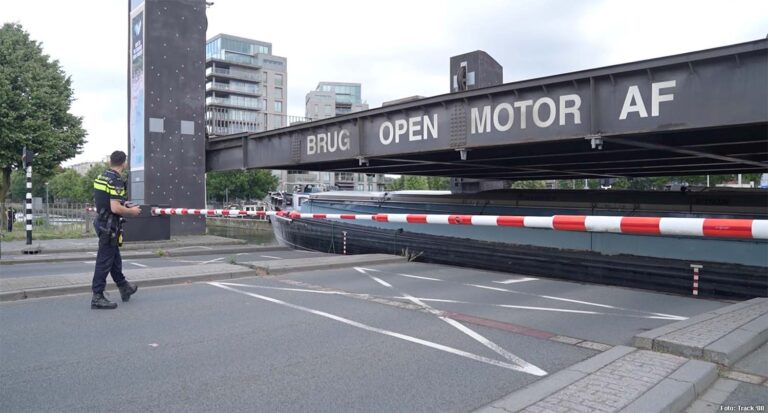 Binnenvaartschip botst tegen Stadsbrug in Weert nadat brug zakt, weg urenlang afgesloten