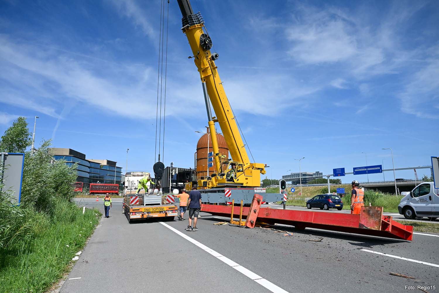 Zware stalen lading valt van vrachtwagen op oprit A44 bij Leiden