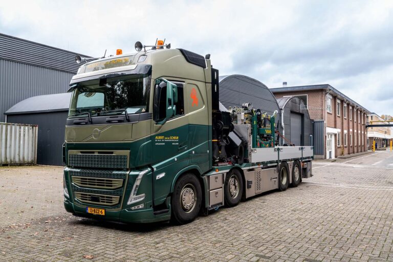Albert van de Scheur zet eerste elektrische autolaadkraan in op Volvo FH 500