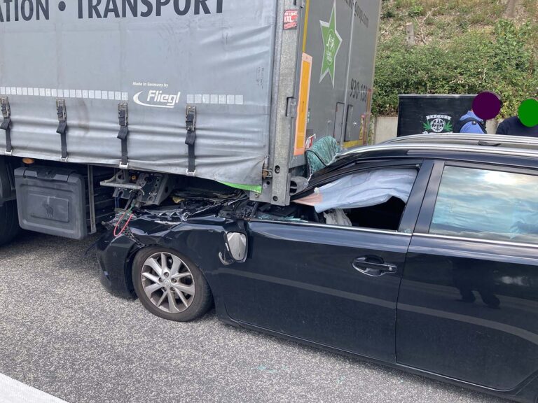 Auto schuift onder rijdende vrachtwagen op Duitse A3, inzittenden komen wonderwel ongedeerd uit de auto