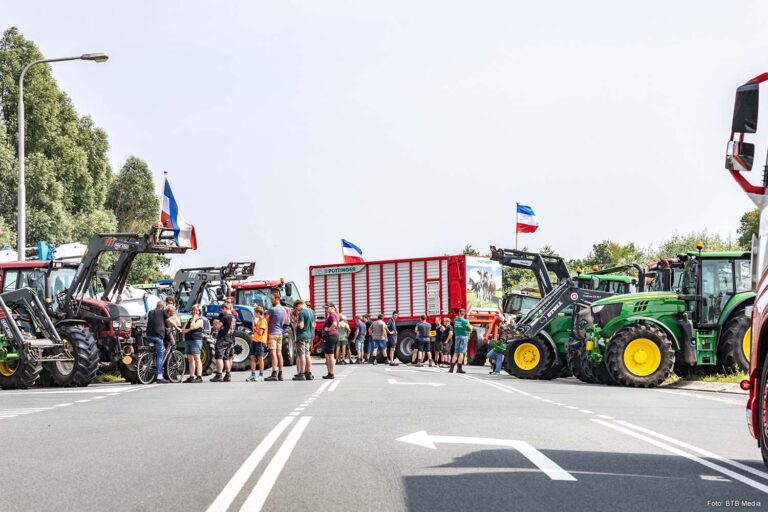 Boeren blokkeren N351 bij Spanga met trekkers, ook trekkerprotest op A35