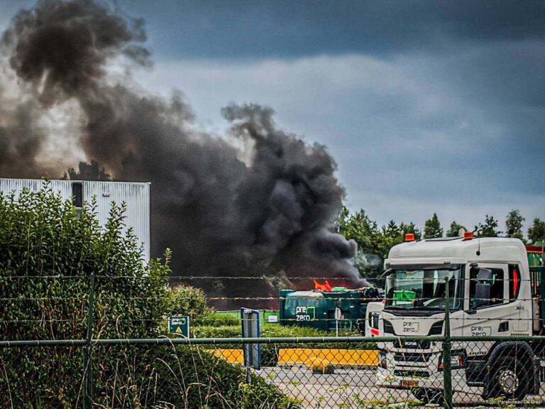 Veel rook door brand bij afvalverwerker in Duiven