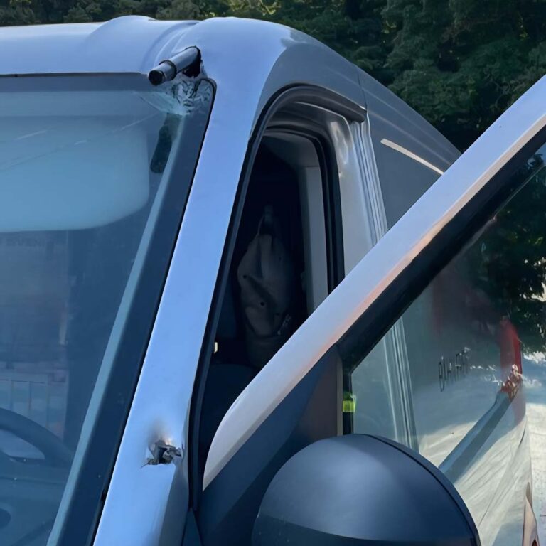 Gereedschapssleutels vallen uit vrachtwagen en doorboren bestelbus