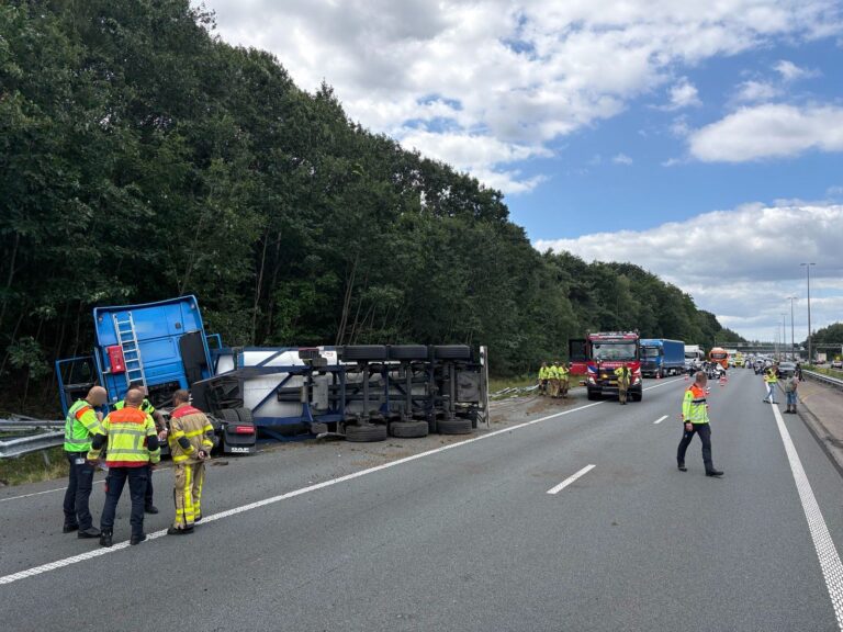 Vrachtwagen gekanteld op A50 bij Loenen: langdurige hinder tot in de avond