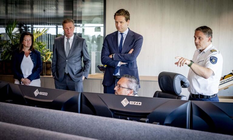 Minister Karremans ziet groeiende rol van drones tijdens werkbezoek aan Rotterdamse haven [+foto’s]