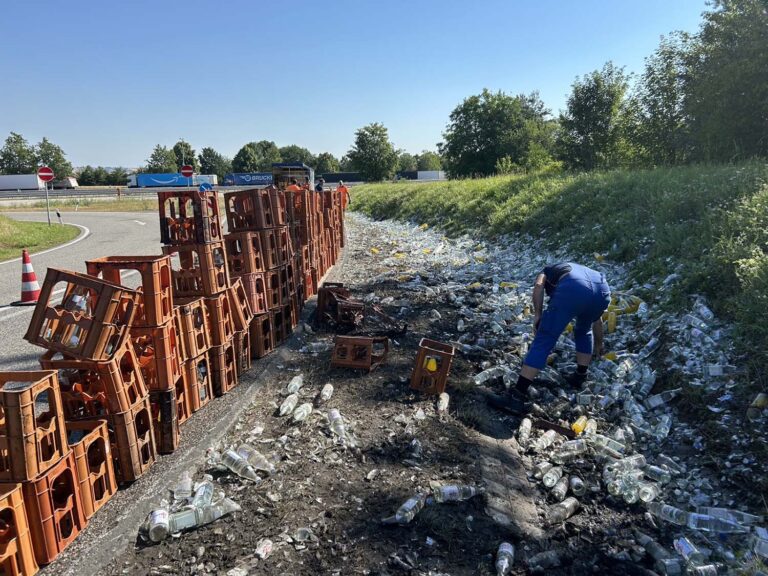 Slechte ladingzekering zorgt voor chaos op oprit Duitse A6: honderden kratten water belanden op weg