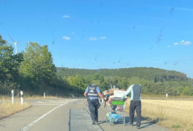 Man loopt met volle winkelwagen over vluchtstrook van Duitse A6 [+foto’s]