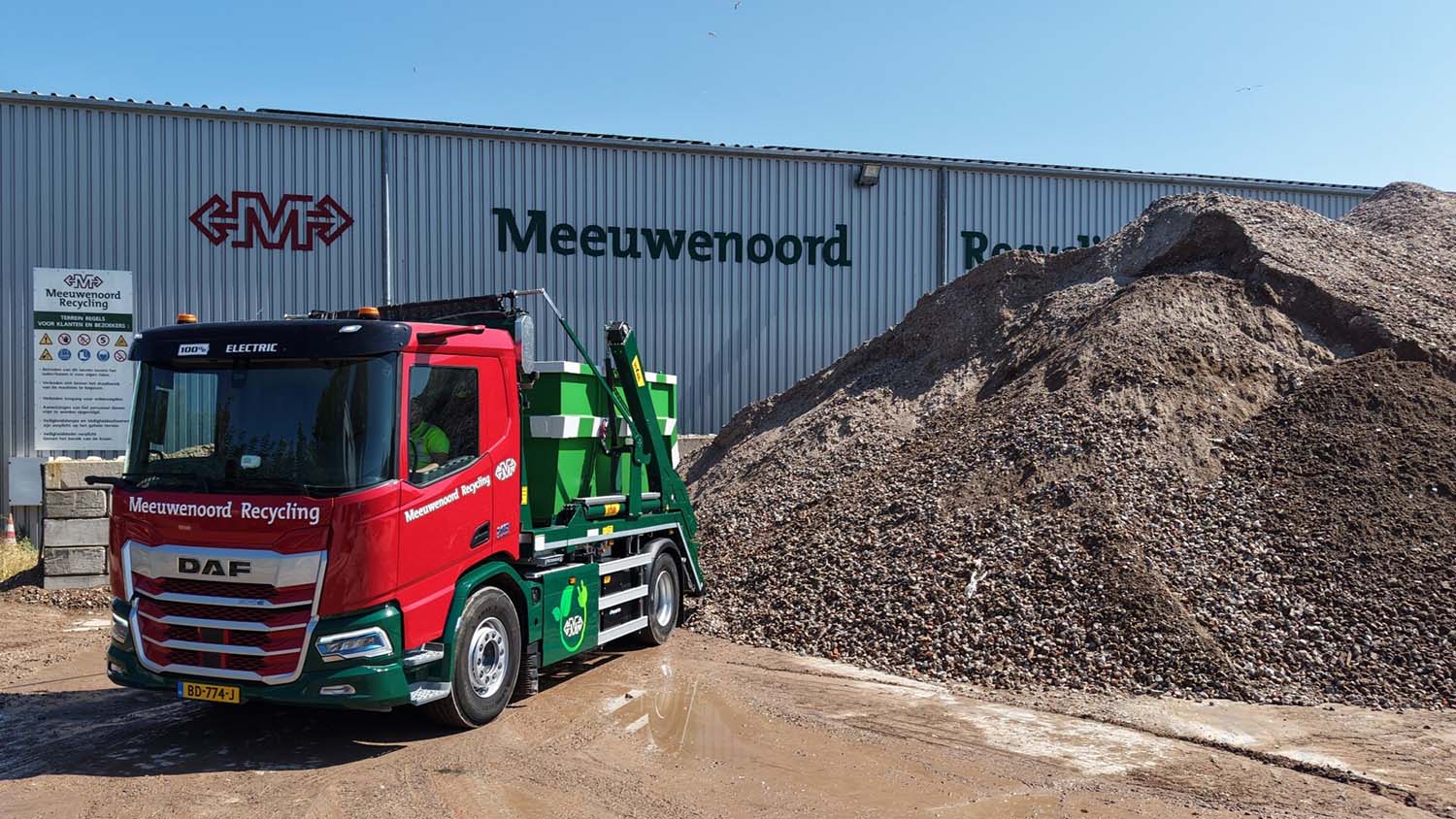 Meeuwenoord neemt eerste elektrische DAF XD portaalwagen in gebruik