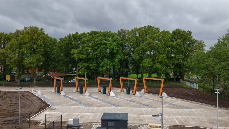 Milence opent eerste met emissievrij bouwmaterieel gerealiseerde laadhub voor elektrische vrachtwagens