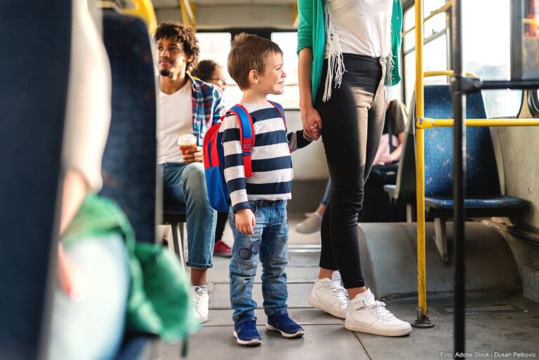 Kinderen reizen vanaf 2027 gratis met openbaar vervoer onder begeleiding, 65-pluskorting stopt