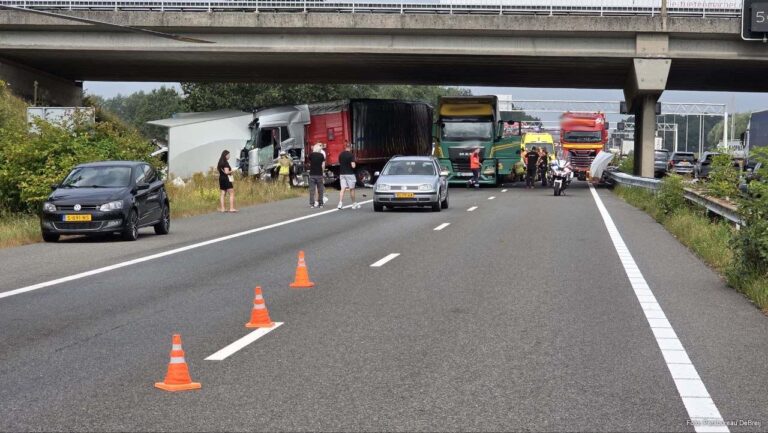 Ernstig ongeval met meerdere vrachtwagens op A12 bij Babberich, negen ambulances en traumahelikopter ingezet