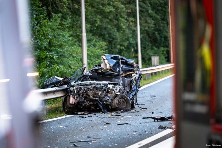 Dode bij ongeval met auto en vrachtwagen op A27 [+foto’s]