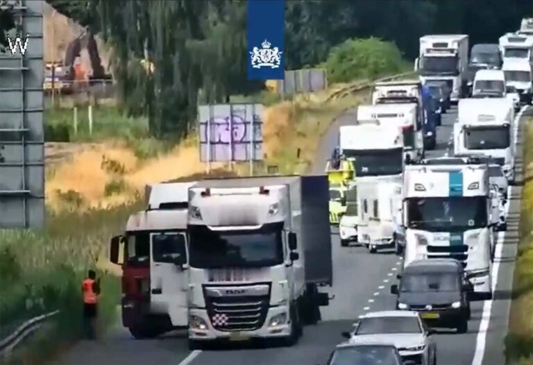 Twee vrachtwagens betrokken bij ongeval op A67 [+video]