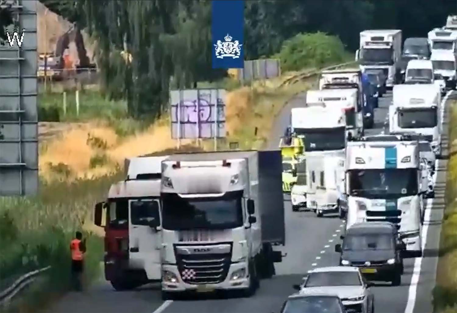 Twee vrachtwagens betrokken bij ongeval op A67 [+video]