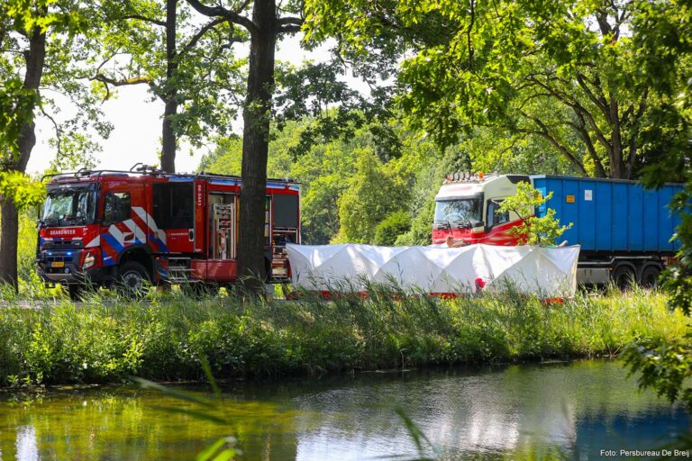 Dode en zwaargewonde bij botsing tussen vrachtwagen en auto in Lieren