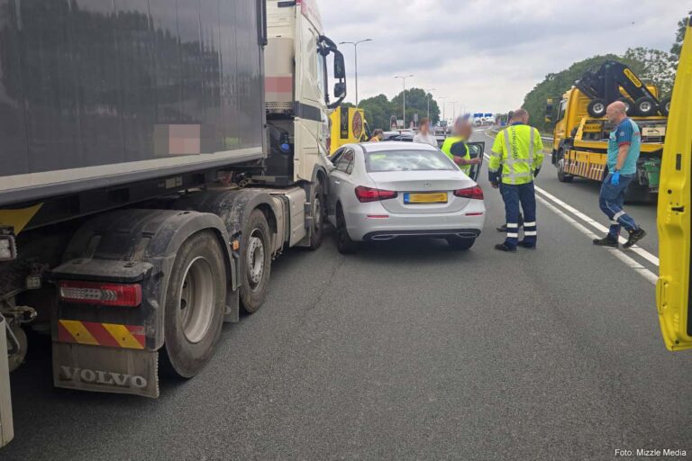 Man klem tussen vrachtwagen en auto bij ongeval op N207 bij Leimuiderbrug