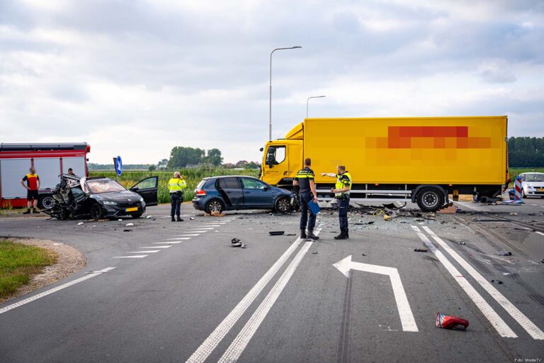 Enorme ravage na ongeval met vrachtwagen en twee auto’s op Langeweg bij Nieuwe-Tonge