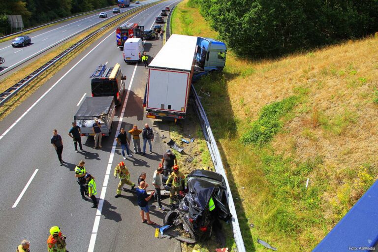 Auto zwaar beschadigd na aanrijding met vrachtwagen op A2 bij Weert [+foto’s]