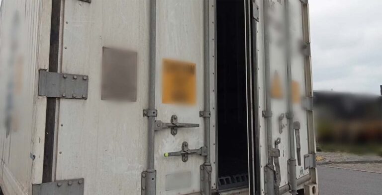 Politie zoekt getuigen na openbreken vrachtwagencontainers op bedrijventerrein in Lekkerkerk [+foto’s]