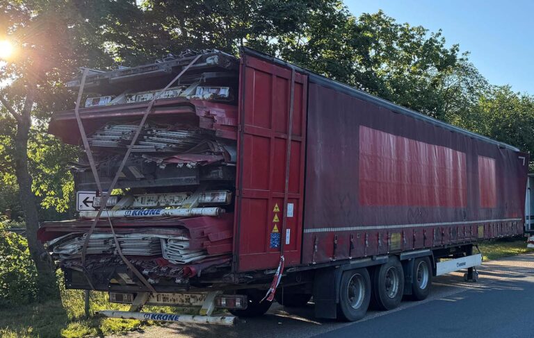 Politie haalt levensgevaarlijke vrachtwagencombinatie van Duitse A29 [+foto’s]