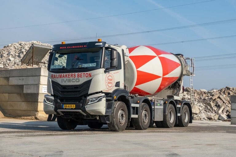 Betoncentrale Raijmakers neemt wendbare Iveco T-Way 8×4 betonmixer in gebruik