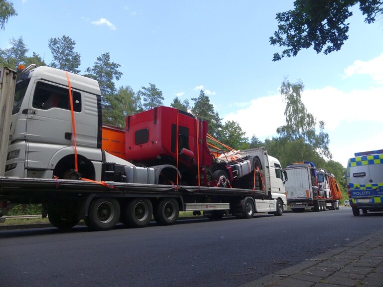Twee Nederlandse vrachtwagencombinaties met te hoge lading en snelheidsovertredingen van Duitse snelweg gehaald [+foto’s]
