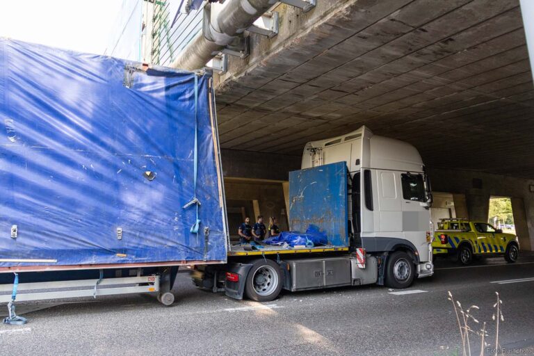 Te hoge vrachtwagen komt klem te zitten onder viaduct in Vlaardingen