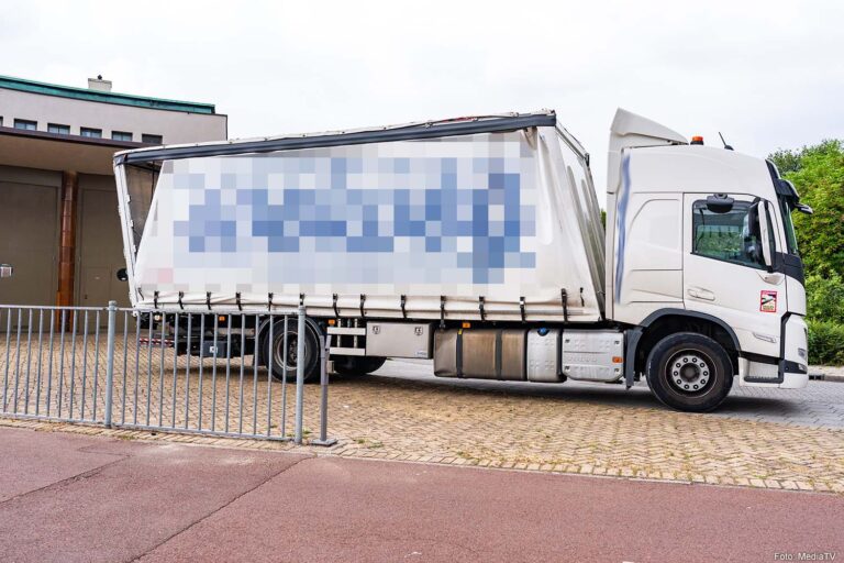 Te hoge vrachtwagen loopt schade op bij onderdoorgang na Maastunnel
