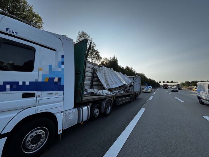 zwaar beschadigde vrachtwagen