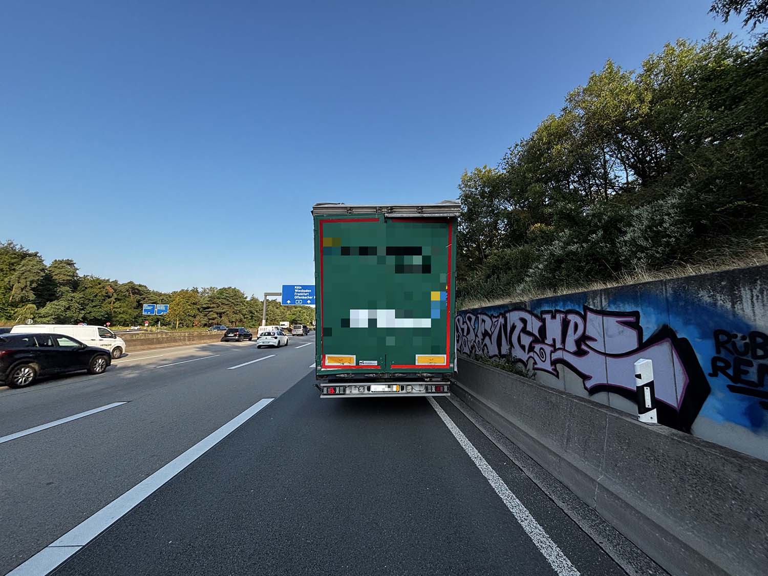 zwaar beschadigde vrachtwagen
