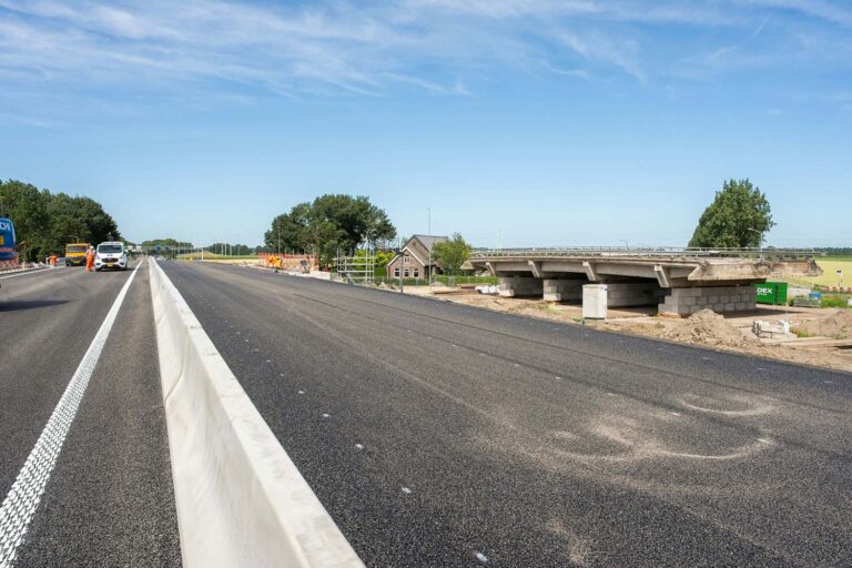 A44 weer volledig open na vervanging bijna 90 jaar oud Lisserwegviaduct
