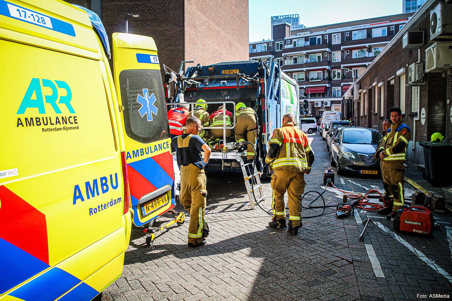 persoon bekneld in vuilniswagen Rotterdam