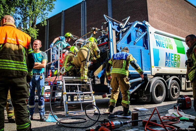 Persoon in container bekneld geraakt in vuilniswagen in Rotterdam [+foto’s]