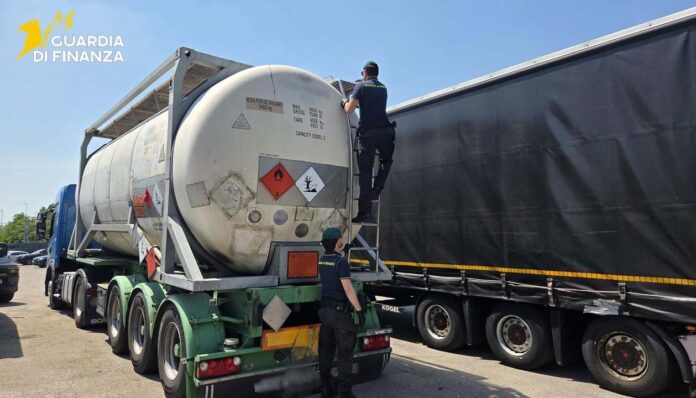33000 liter illegale benzine in beslag genomen 01