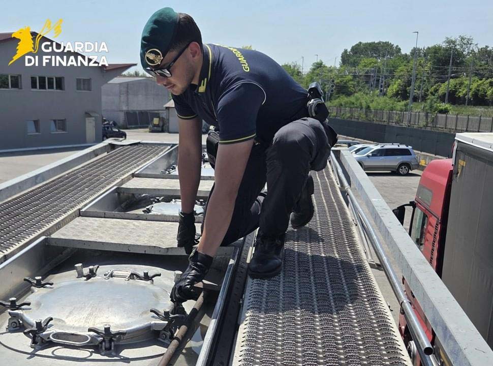 33.000 liter illegale benzine in beslag genomen