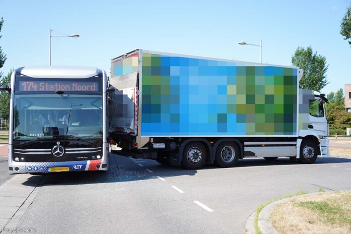 Aanrijding Bus en Vrachtwagen