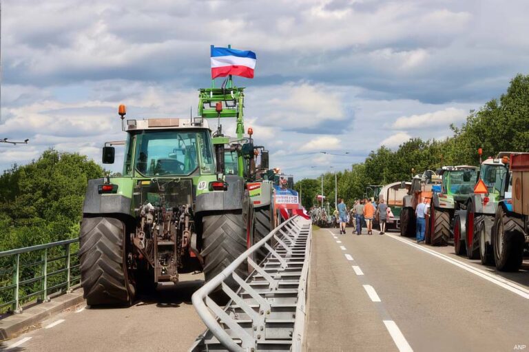Zo’n 150 trekkers blokkeren brug over A1 bij Deurningen tijdens boerenprotest [+foto’s]