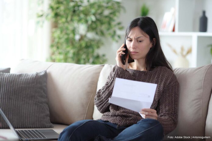 Boze vrouw aan de telefoon