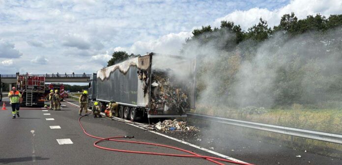 Brandende vrachtwagen A2