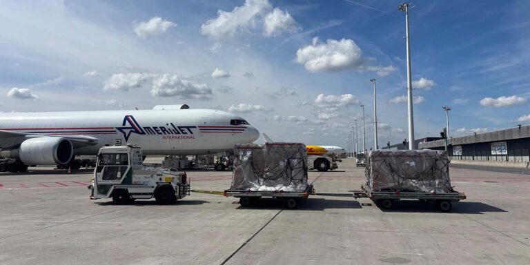 Brussels Airport test autonome elektrische cargotrekker die vier trailers kan vervoeren