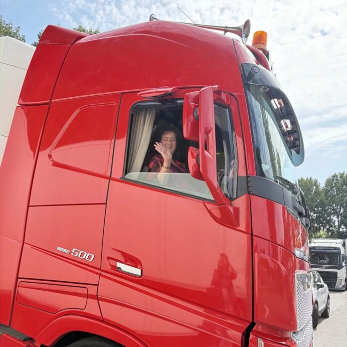 Caroline van der Plas in vrachtwagen