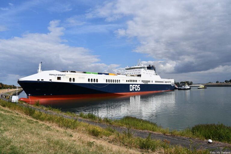 UPDATE: Vastgelopen Ro-Ro-vrachtschip Primula Seaways bij Terneuzen na uren losgetrokken