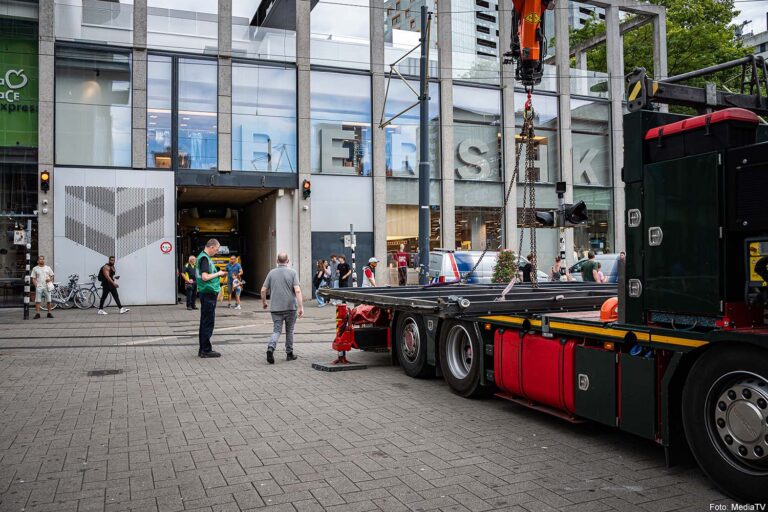 Vrachtwagen rijdt garagedeur kapot in Rotterdam, deur valt naar beneden