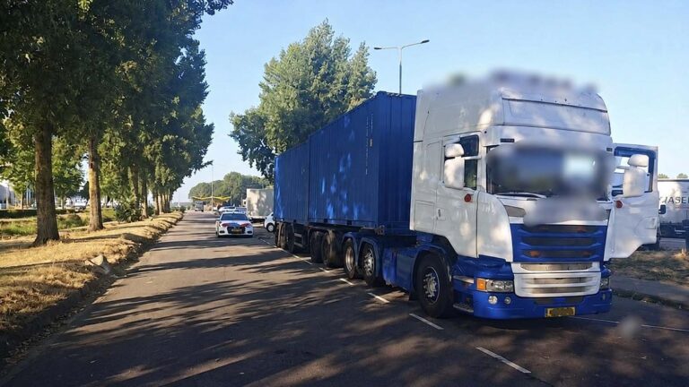 Vrachtwagencombinatie zonder geldige APK, oplegger in slechte staat en met 19 overtredingen van de rij- en rusttijden direct door politie stilgezet [+foto’s]