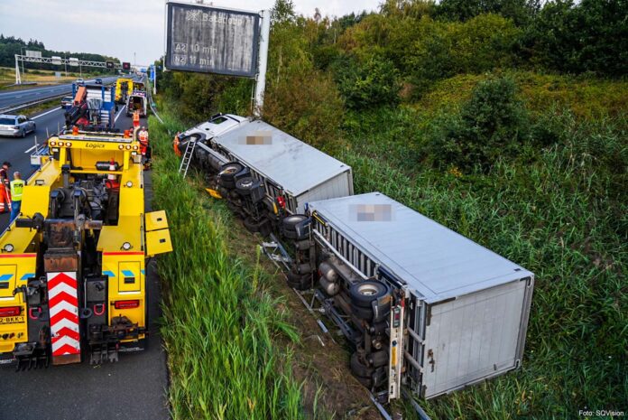 Gekantelde truck en aanhanger A67