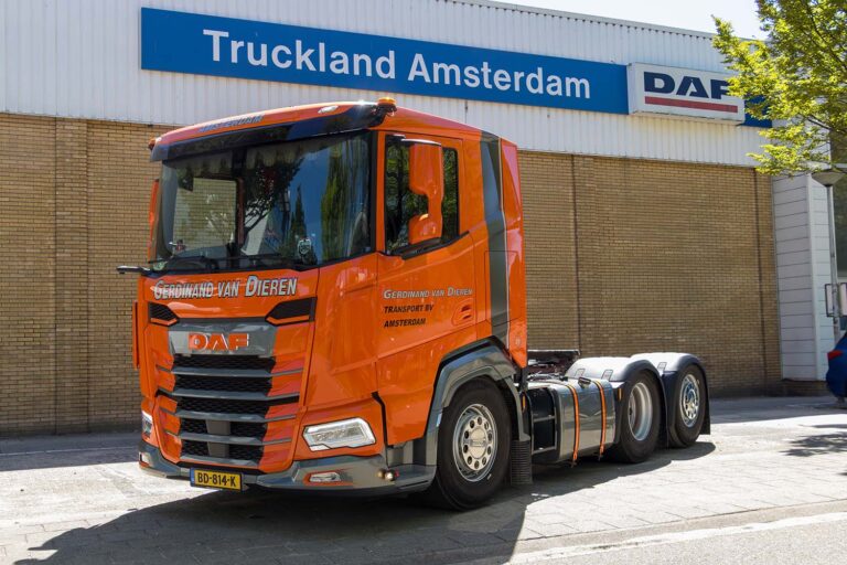 Deze DAF XF ziet er niet voor niets zo bijzonder uit: cabine speciaal verlaagd voor transport van heipalen