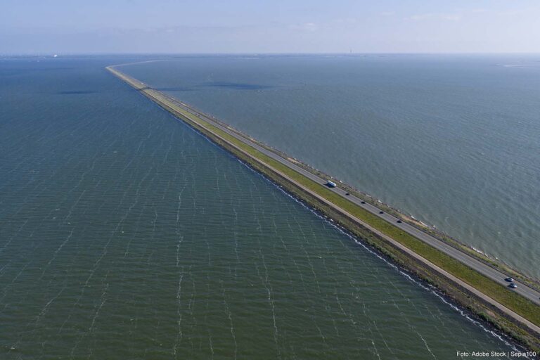 Houtribdijk (N307) vanaf najaar dicht voor vrachtverkeer: vrachtwagens moeten omrijden via A6 en A7